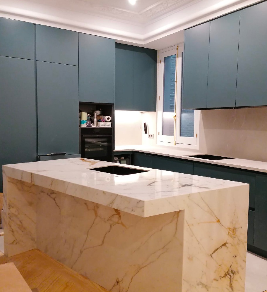 cocina con isla de marmol