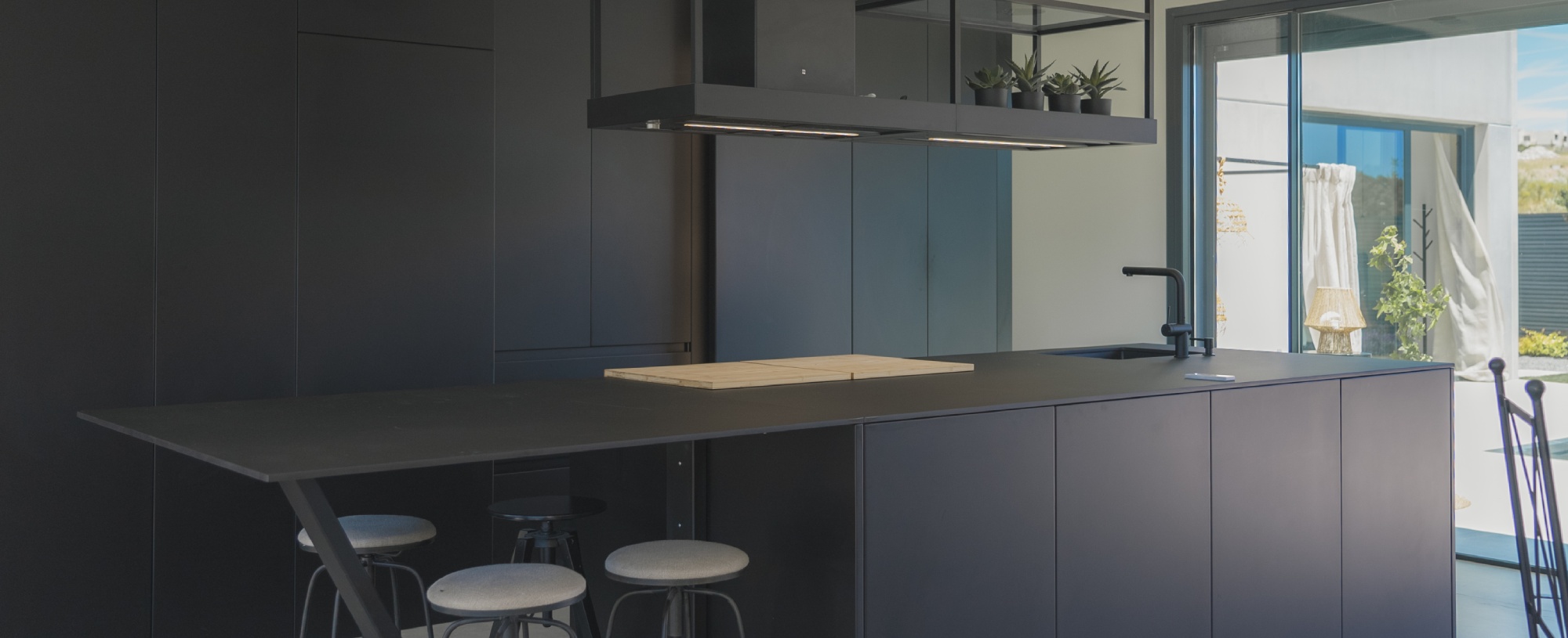 cocina con muebles negro y detalles en madera cocina con muebles negro y detalles en madera