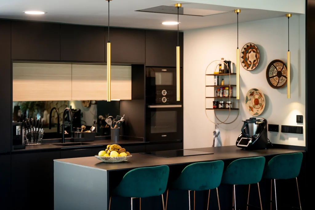 cocina con muebles oscuros