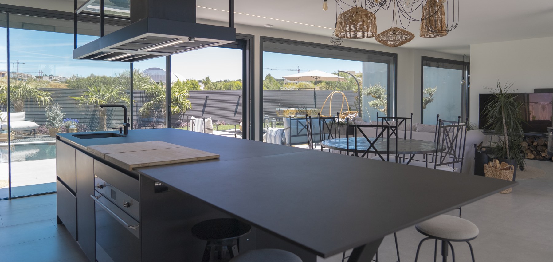 cocina con ventanal al jardin