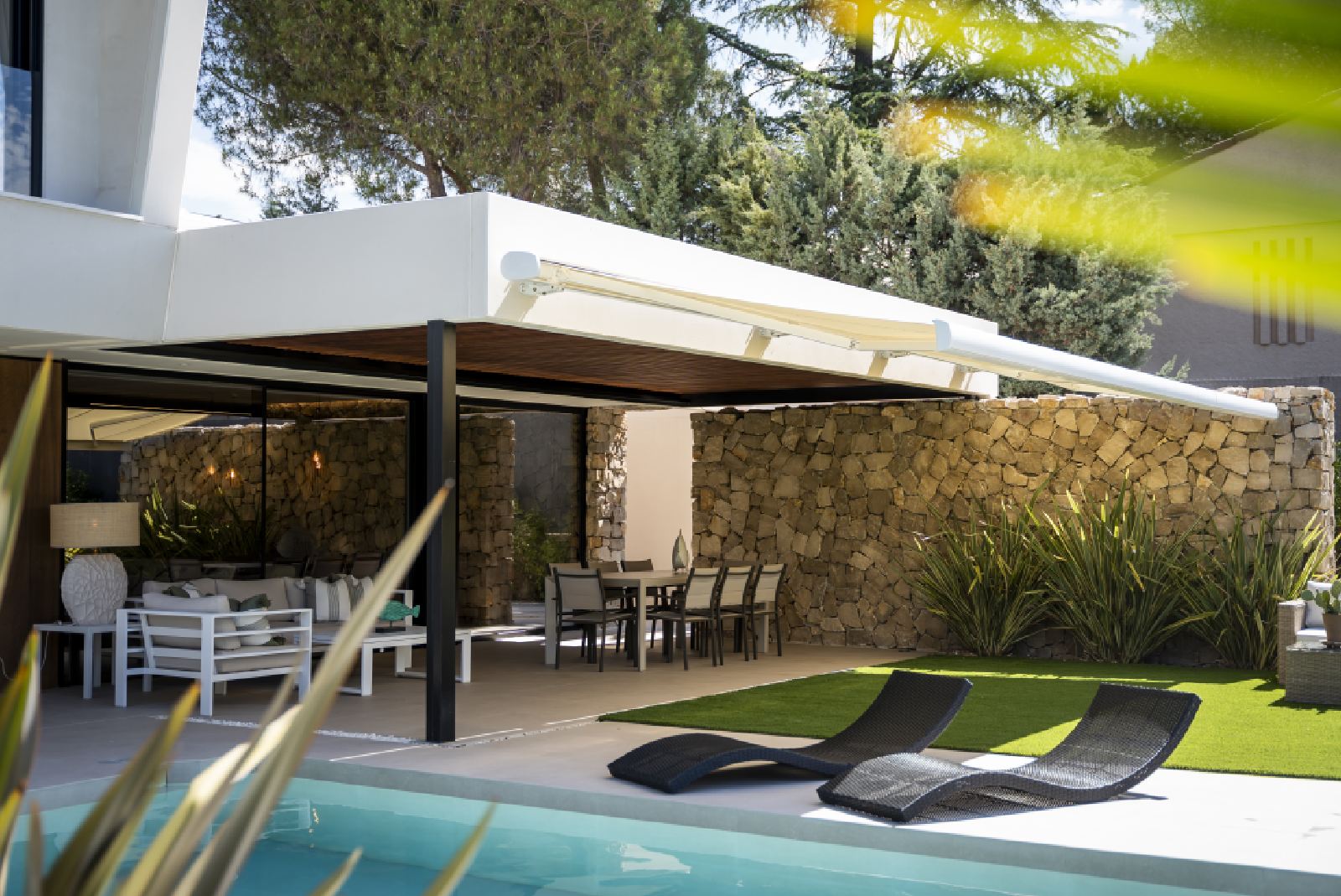 jardin con piscina jardin con piscina