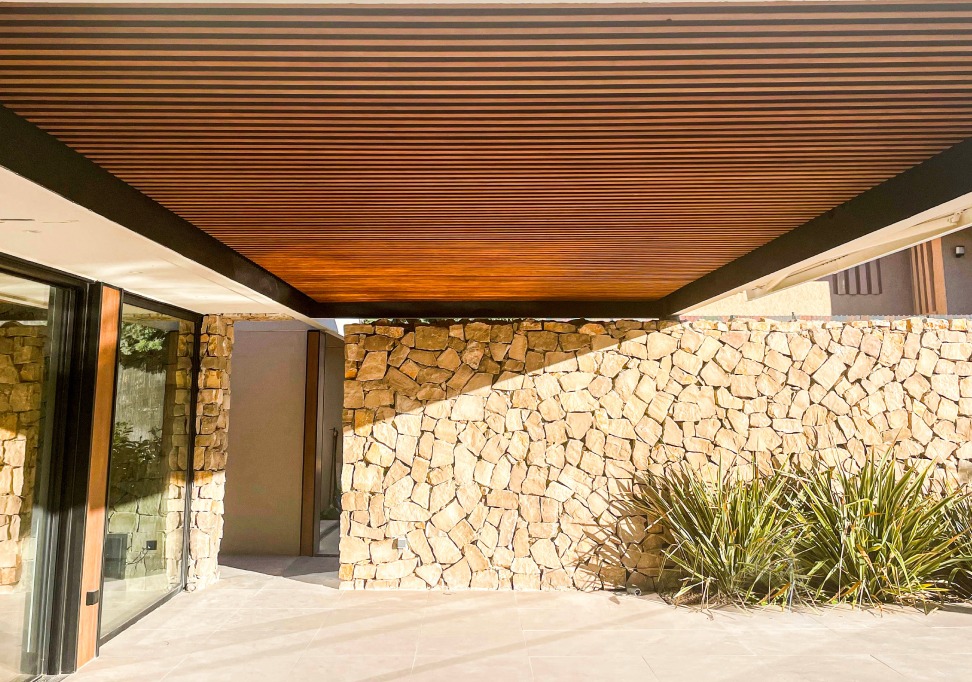 patio con techo de madera
