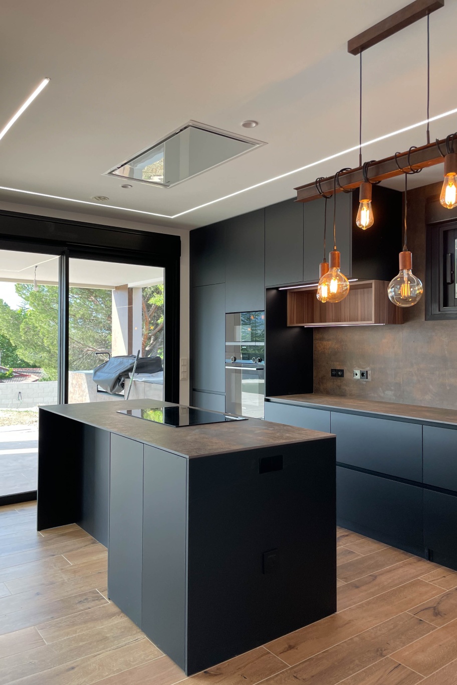 cocina con isla y muebles negros cocina con isla y muebles negros