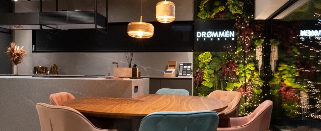 cocina con logo de drommen iluminado