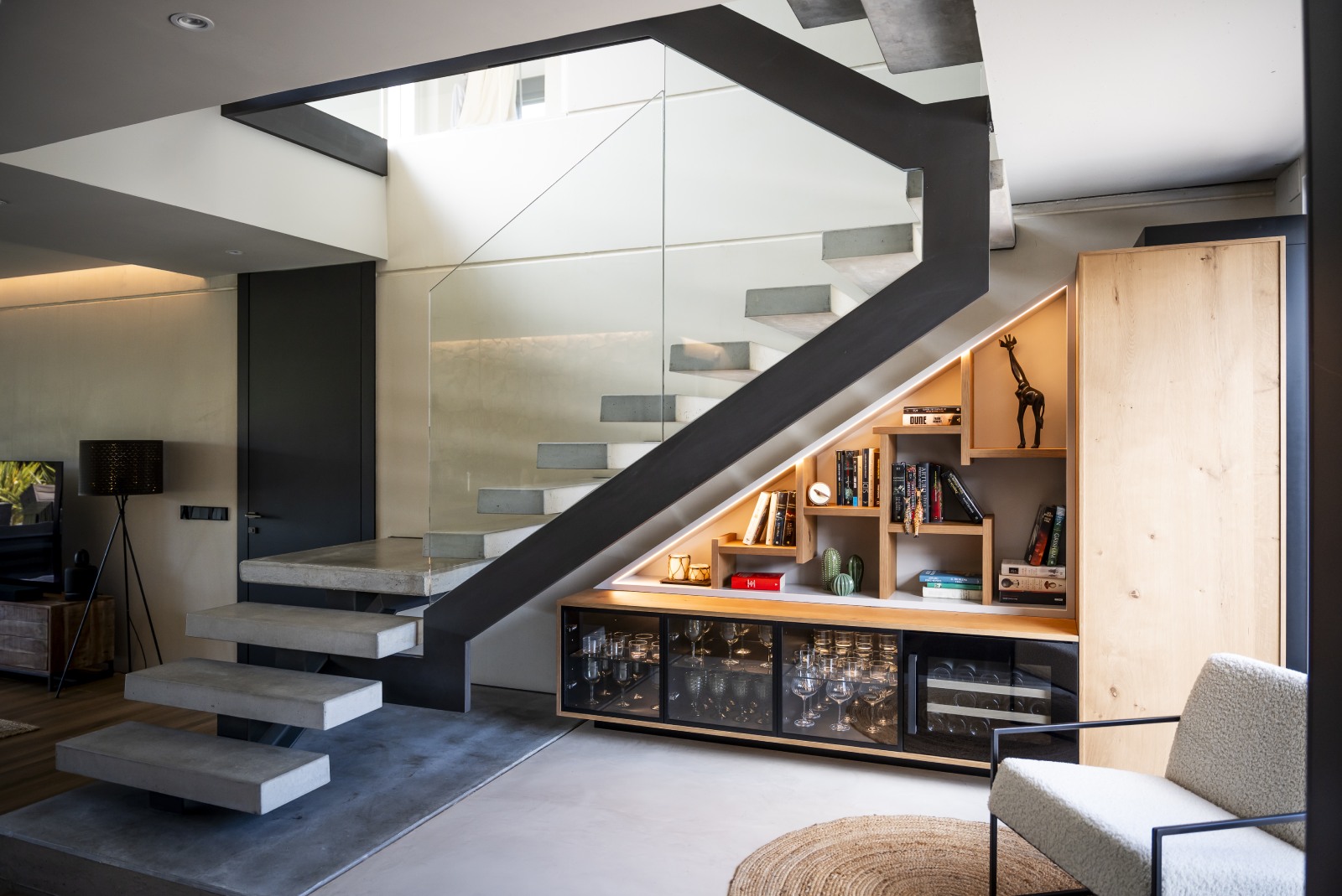 escaleras con estanteria debajo
