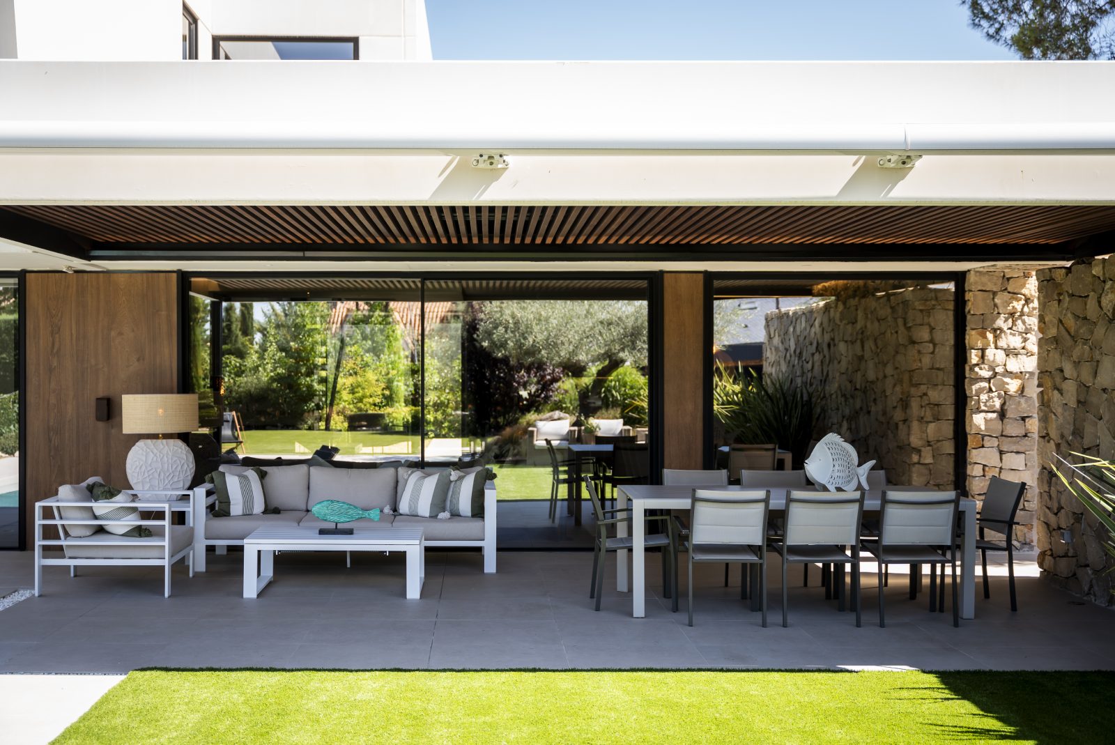 jardin con muebles blancos