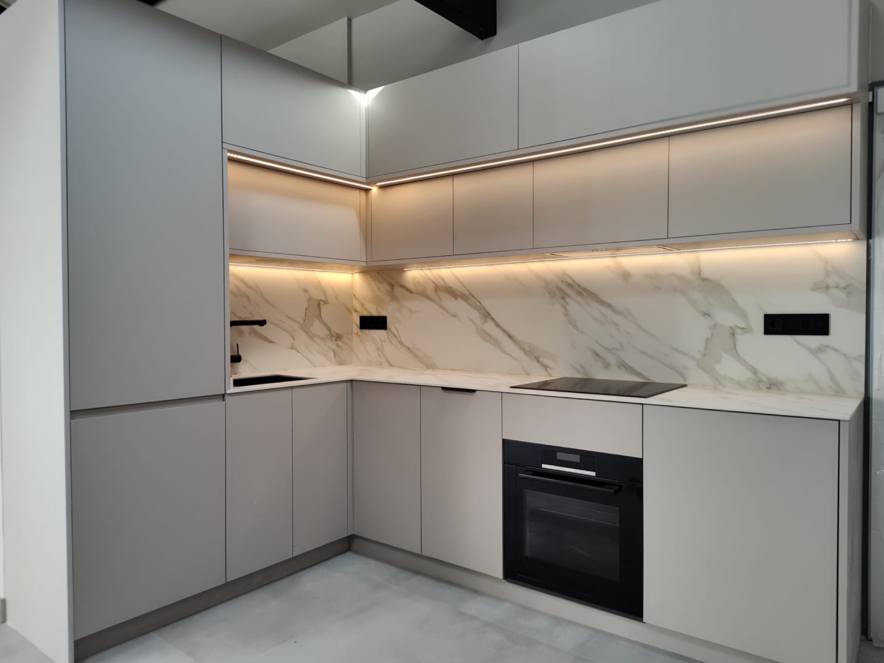 cocina con marmol blanco
