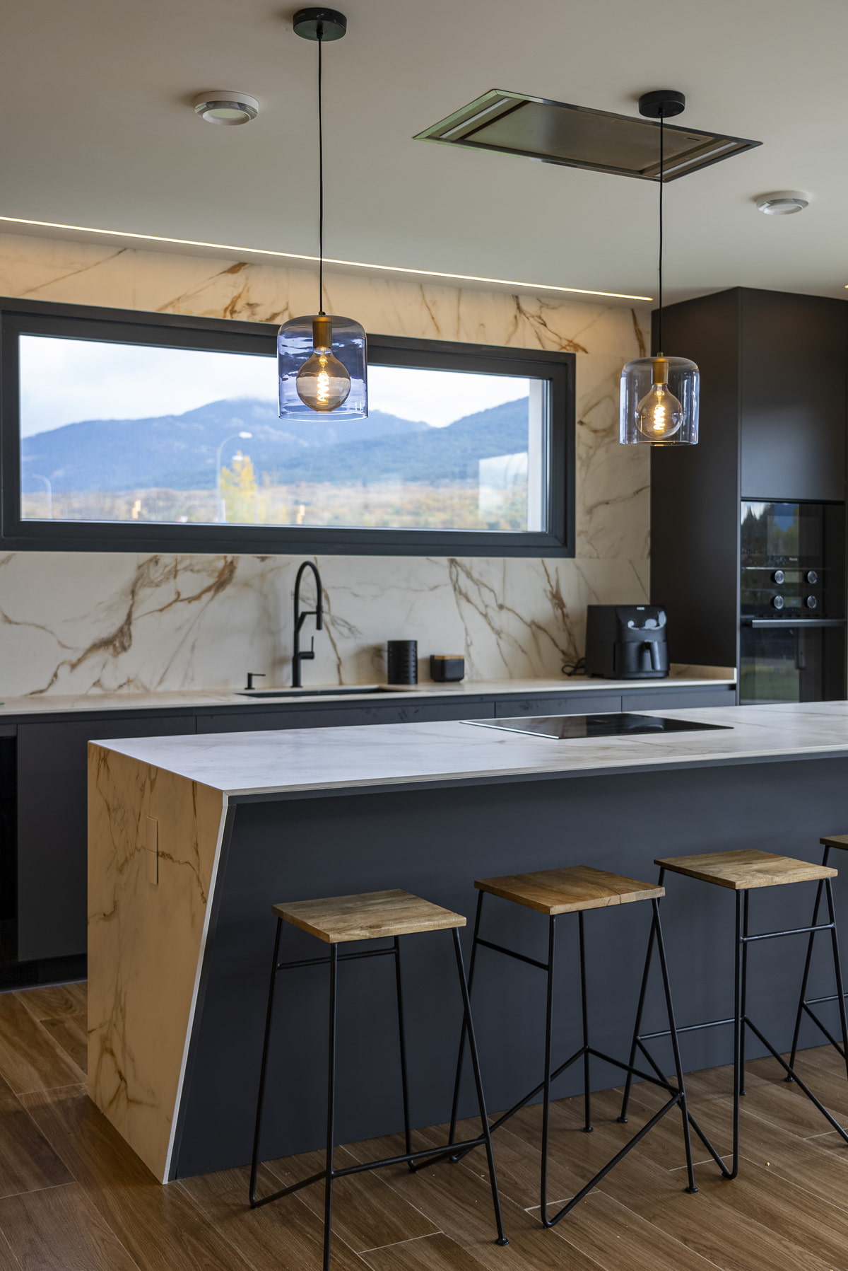 cocina con isla y taburetes cocina con isla y taburetes