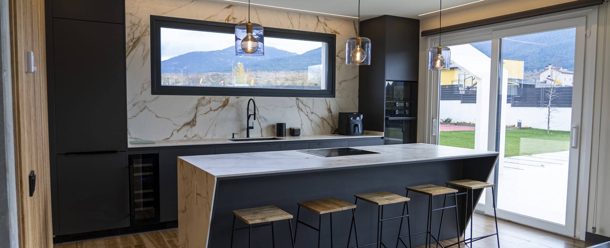 cocina con muebles negro y detalles porcelanico cocina con muebles negro y detalles porcelanico