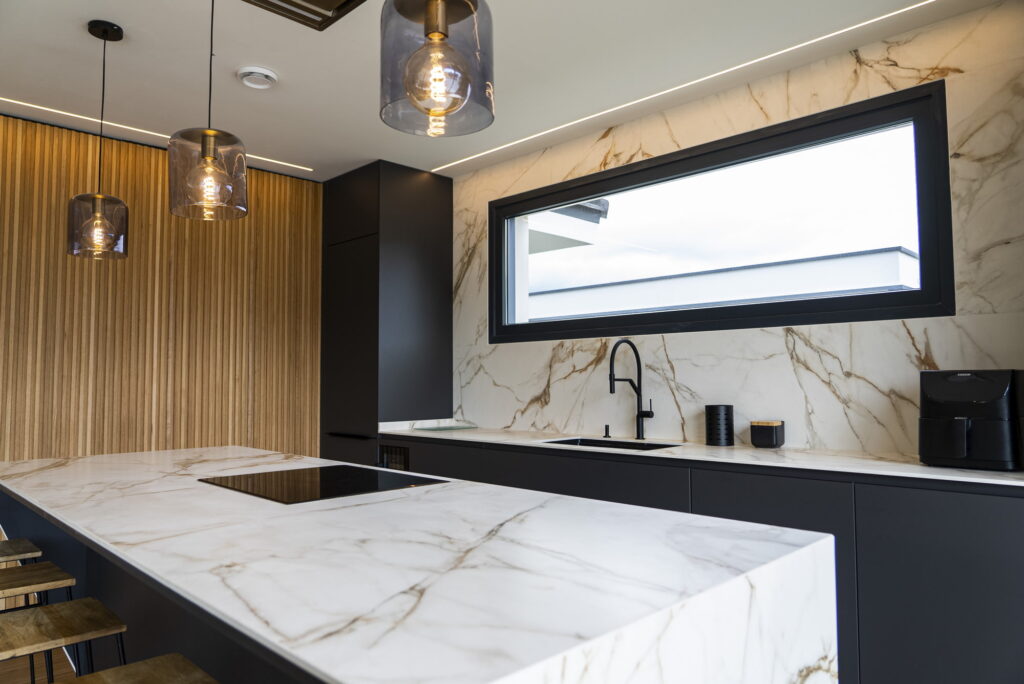 encimera porcelanico con lamparas encima