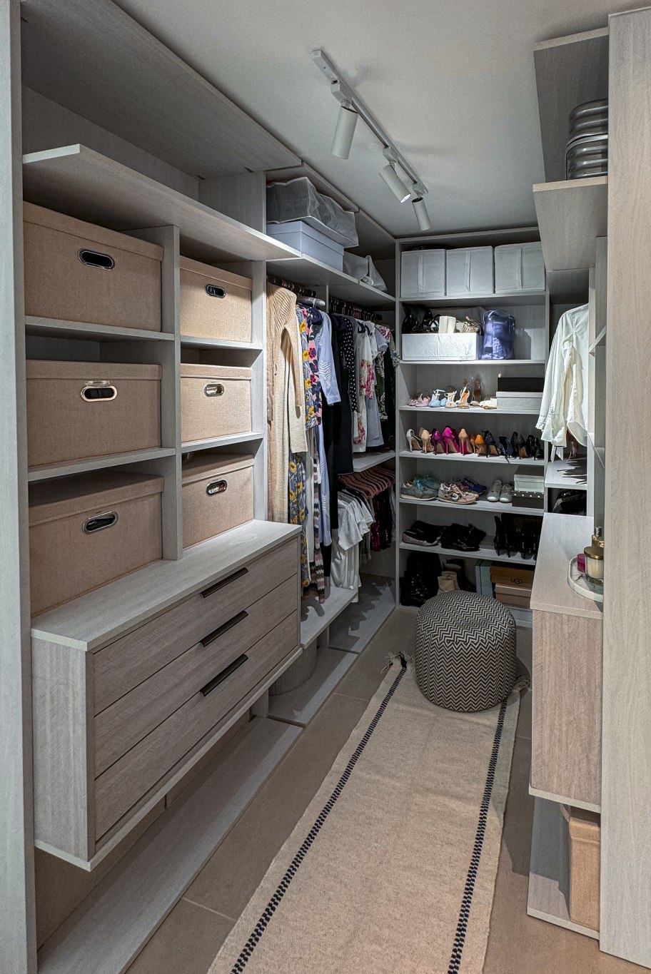 vestidor estrecho con cajas vestidor estrecho con cajas
