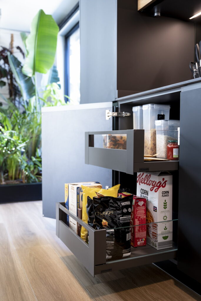 armario bajo abierto con cajones