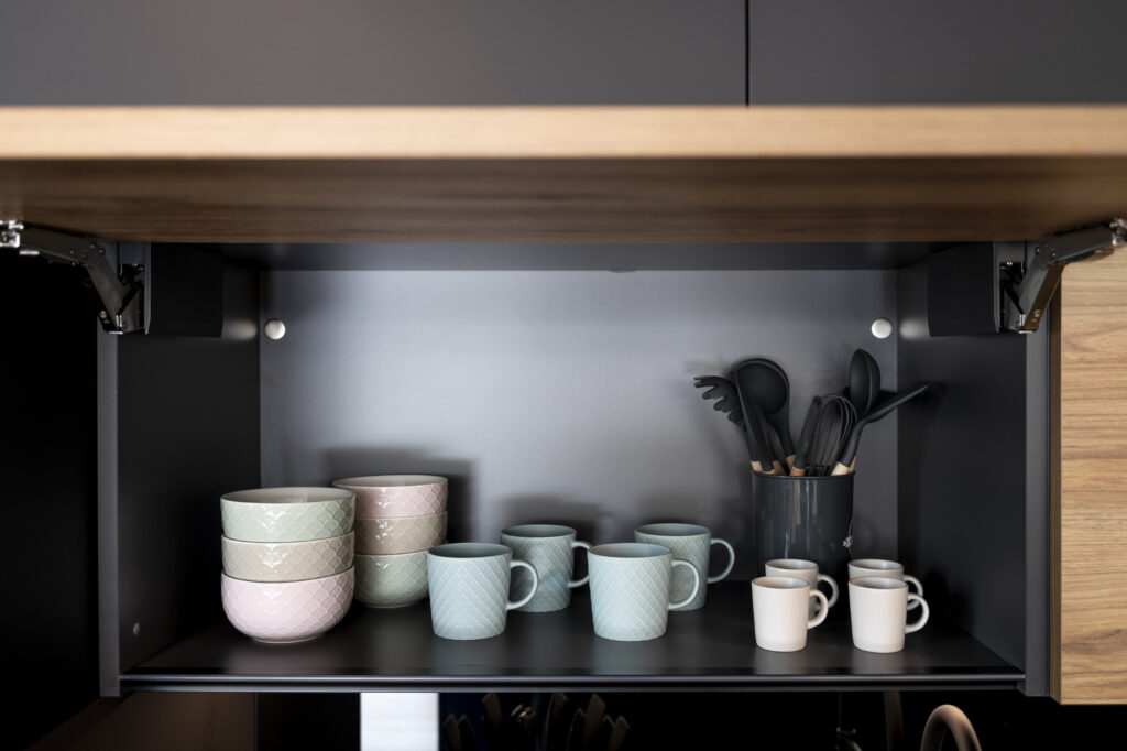 armario con tazas abierto