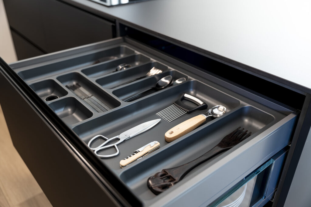 cajon negro de cocina con cubiertos