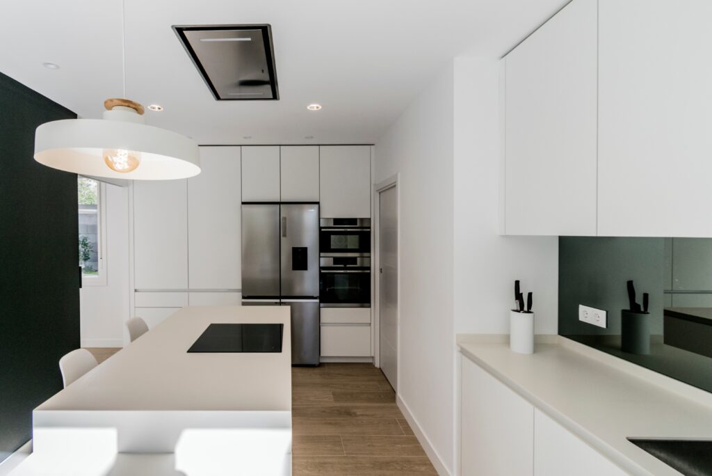 cocina blanca con isla