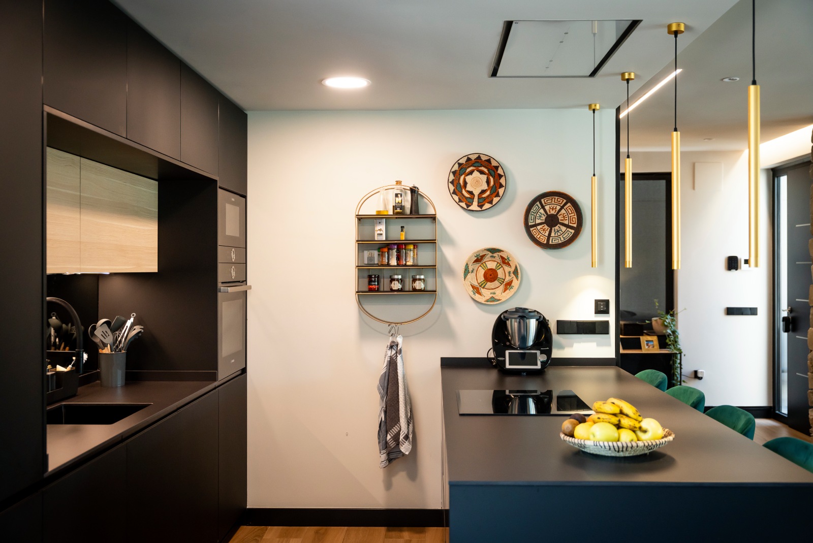cocina con decoracion en la pared