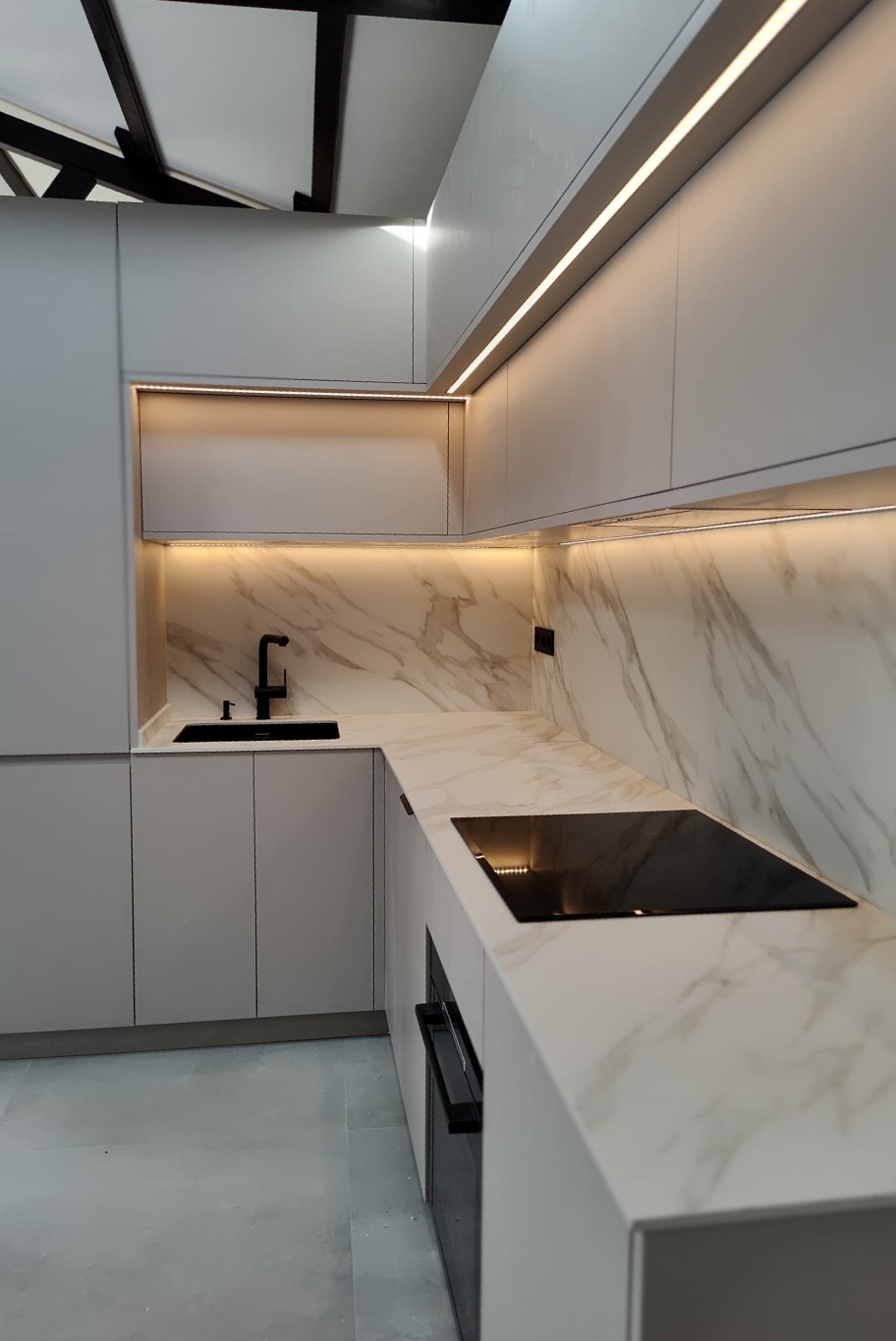 cocina-con encimera de marmol blanco cocina con encimera de marmol blanco