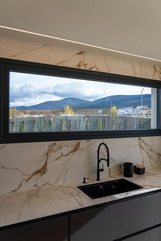 cocina con fregadera negra