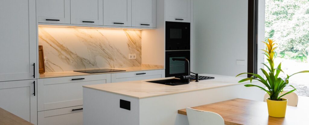 cocina con mesa de comedor