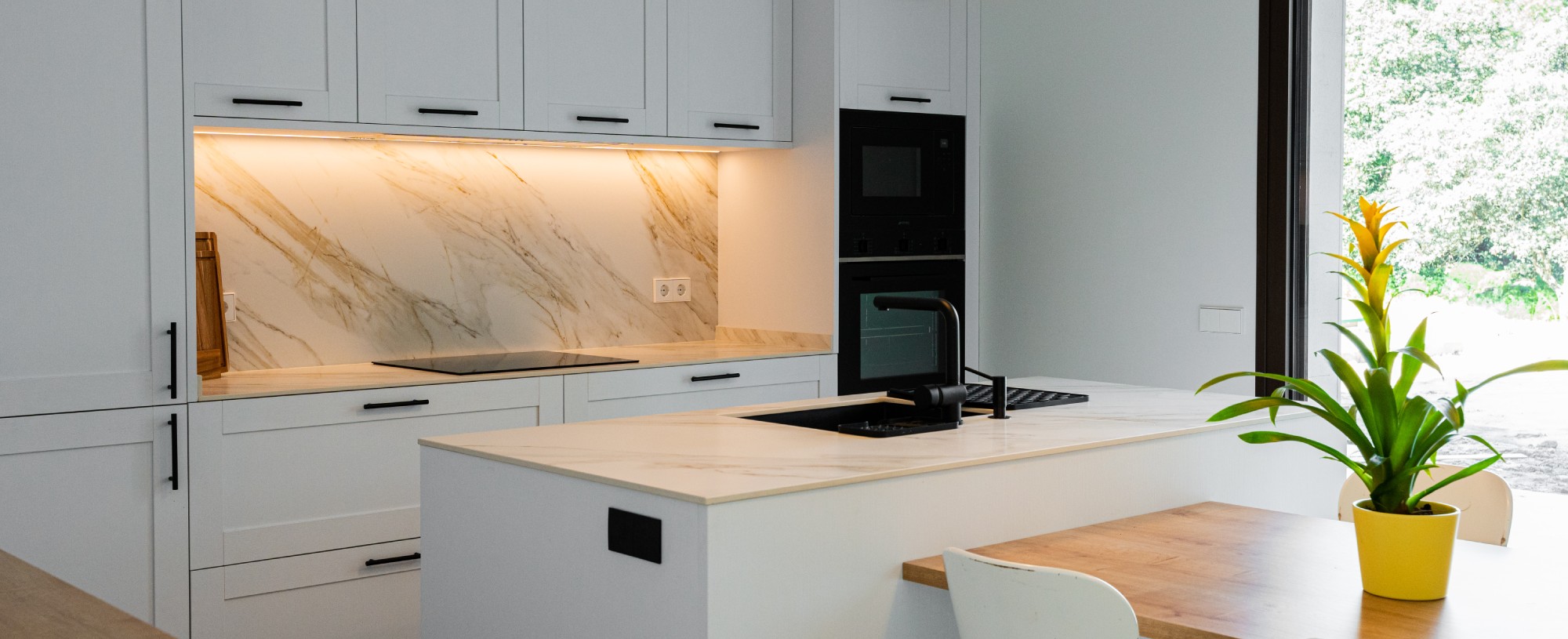 cocina con marmol blanco