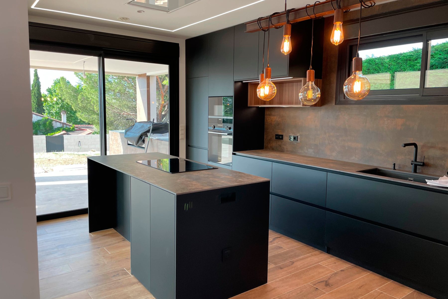 cocina con marmol blanco