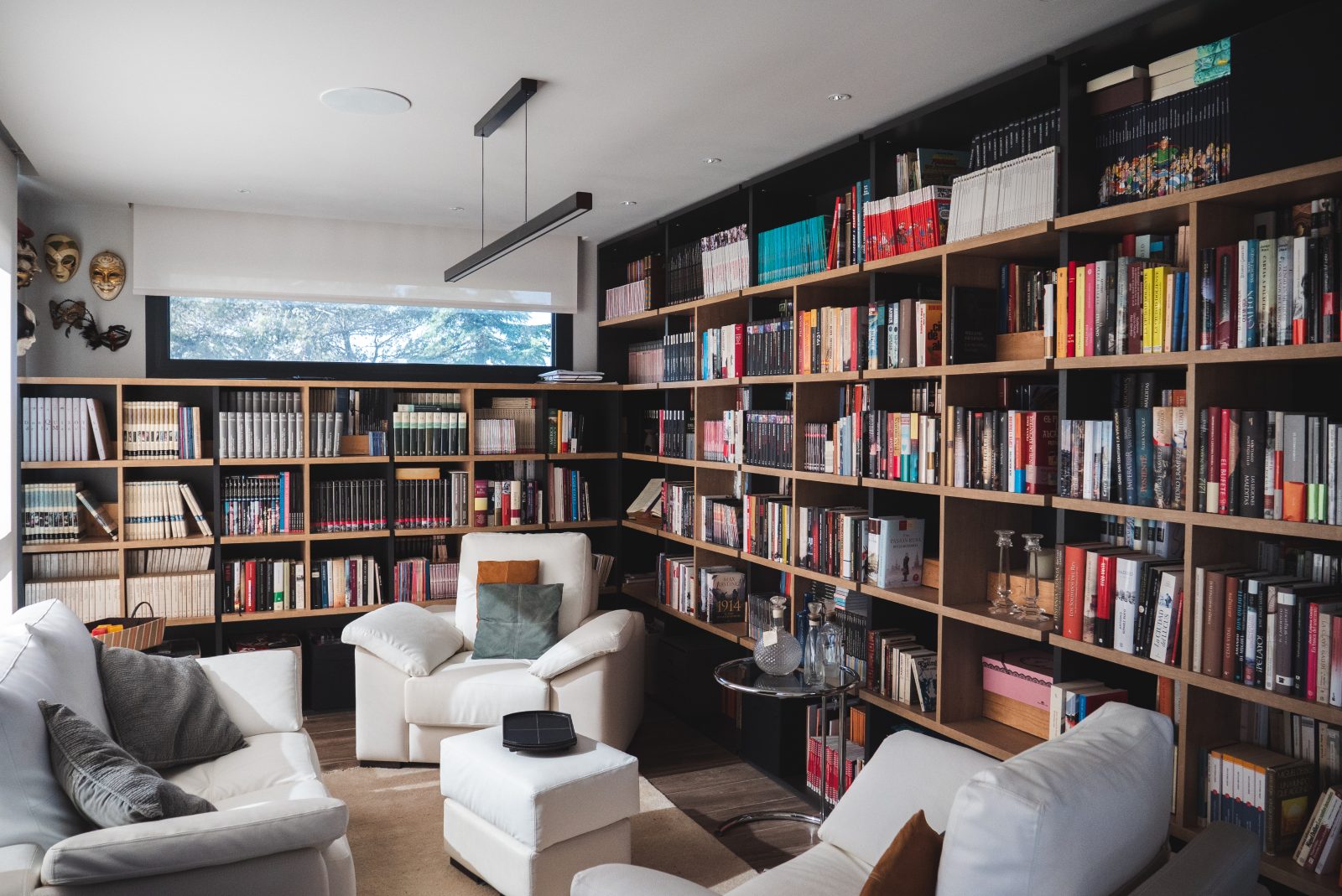 habitacion con paredes de estanteria