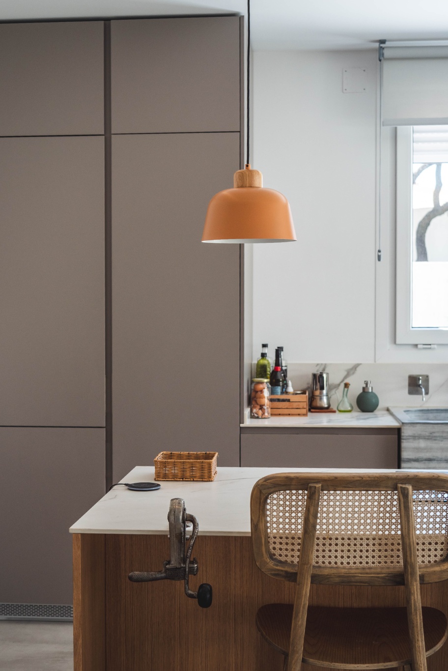 lampara naranja sobre la mesa de la cocina lampara naranja sobre la mesa de la cocina