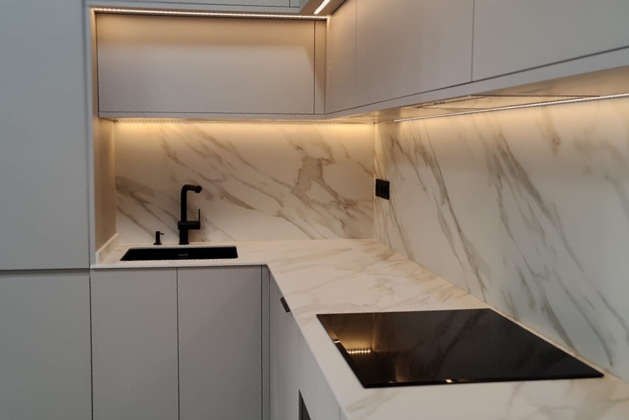 cocina con marmol blanco
