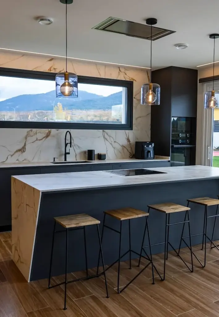 cocina-con-sillas-de-madera