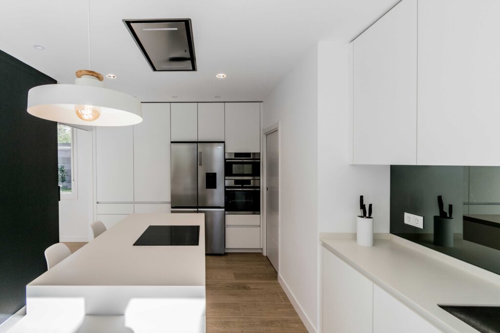 Cocina blanca minimalista