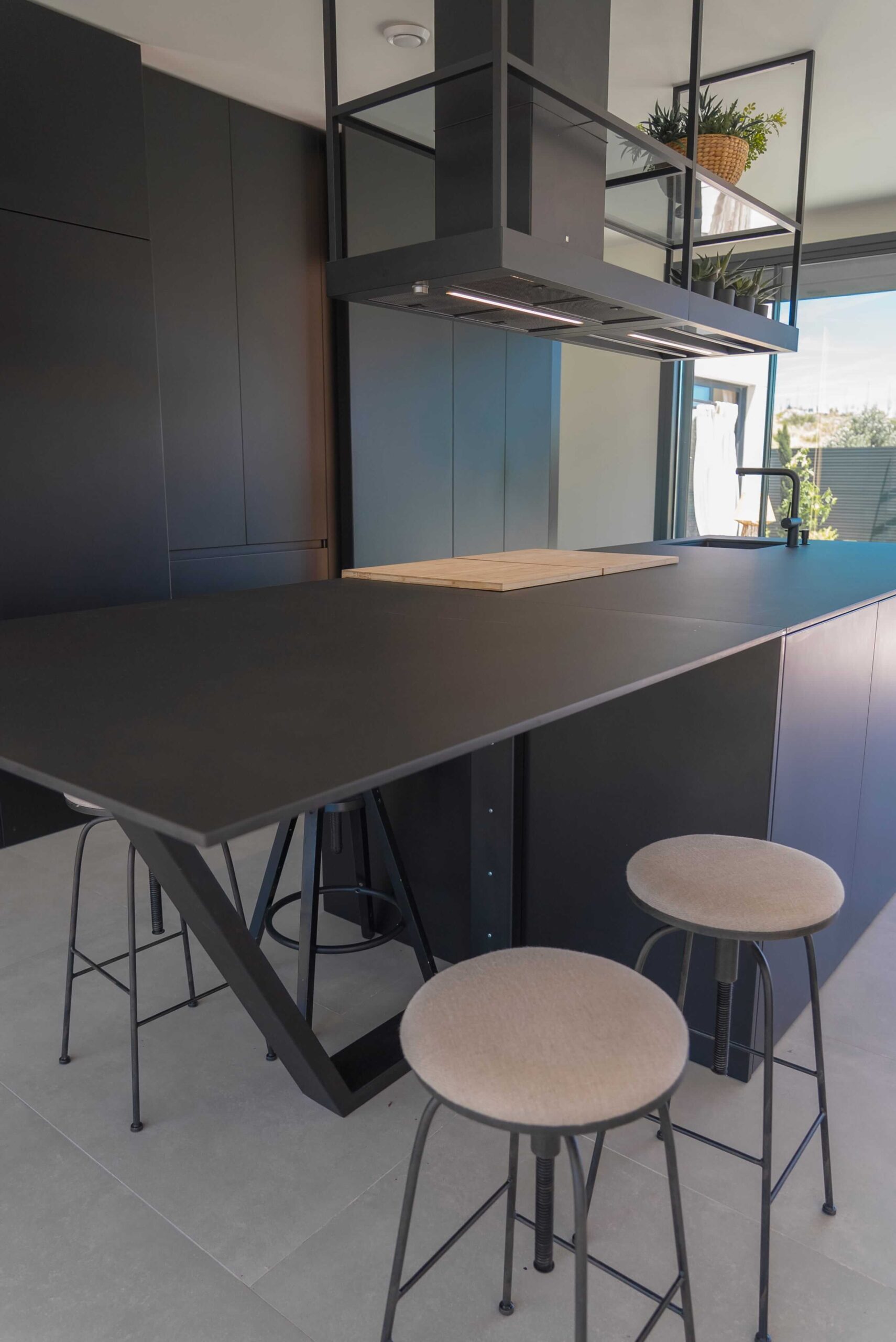 Cocina con isla negra en Madrid