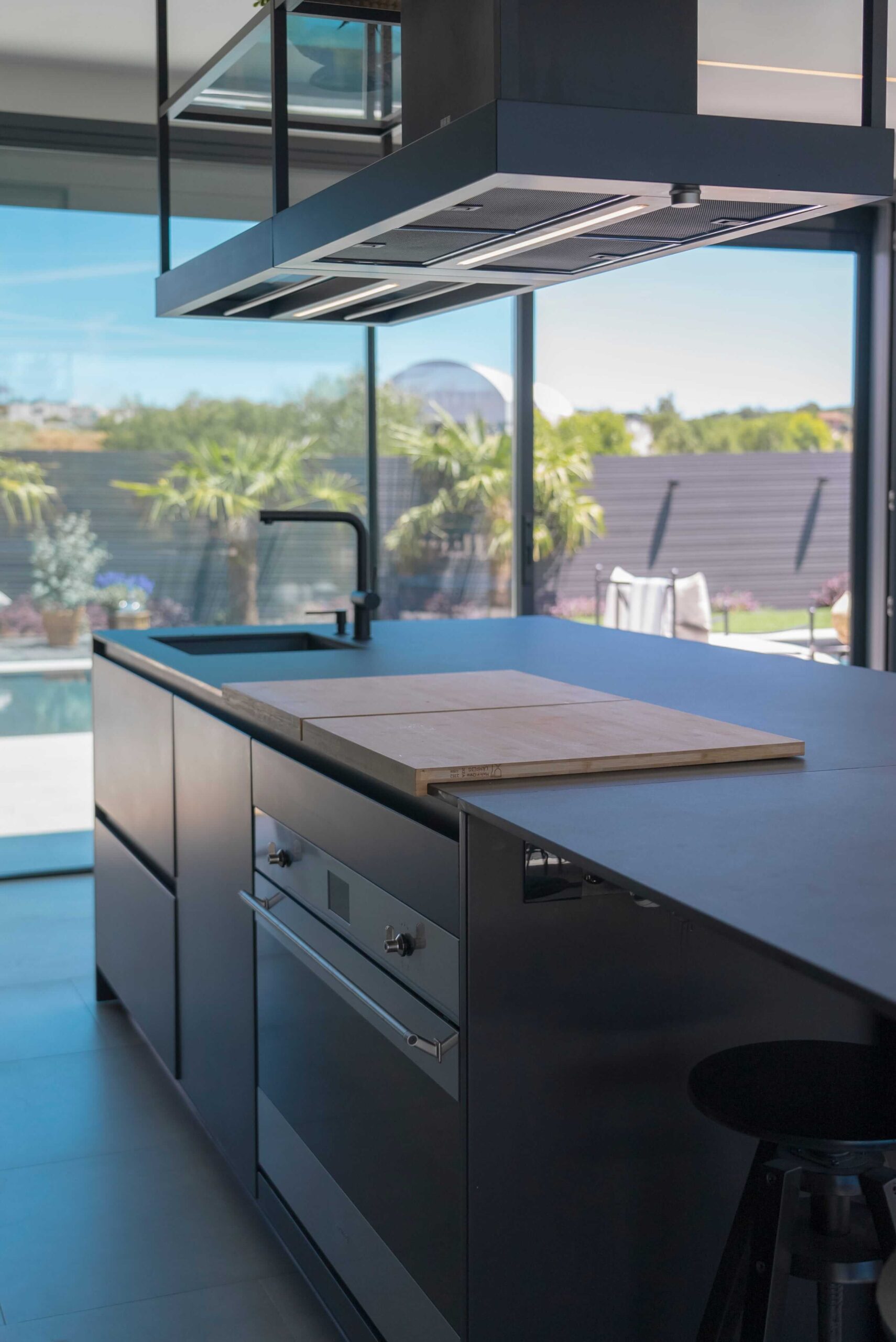 Isla de cocina negra