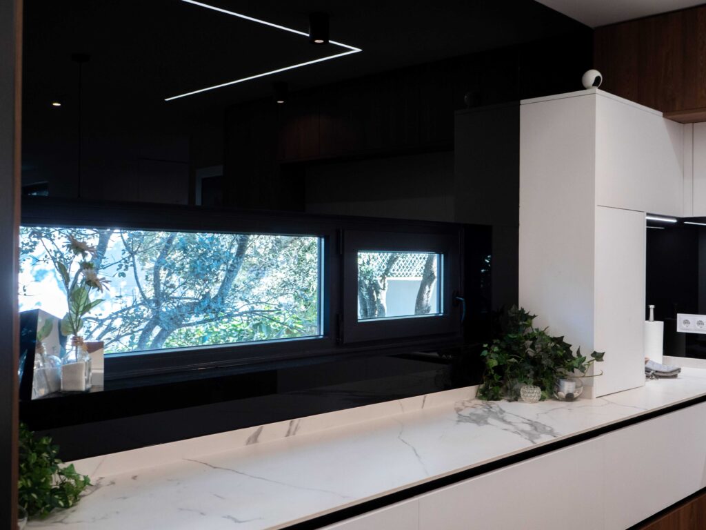 encimera con ventanal