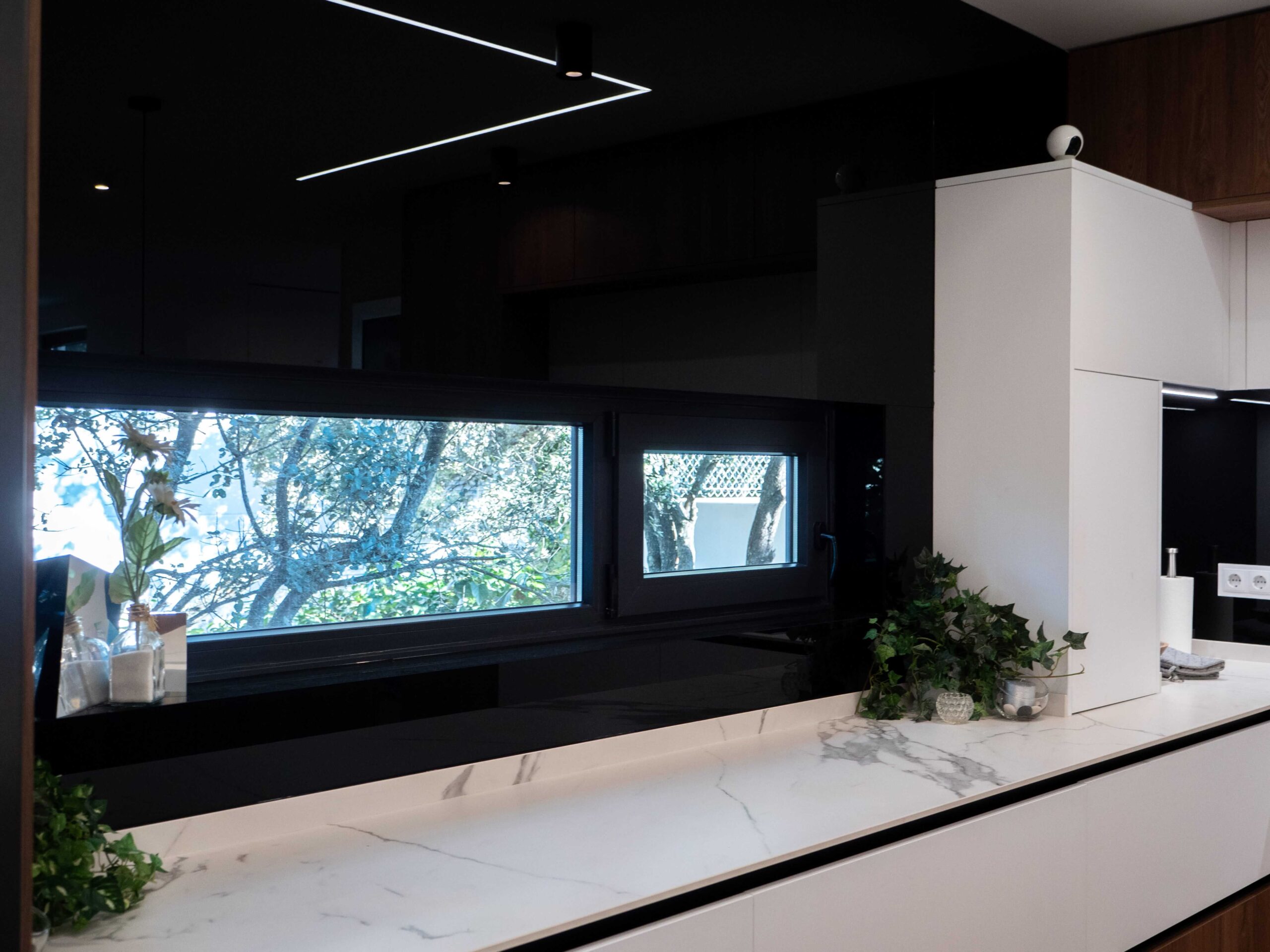 cocina-con encimera blanca