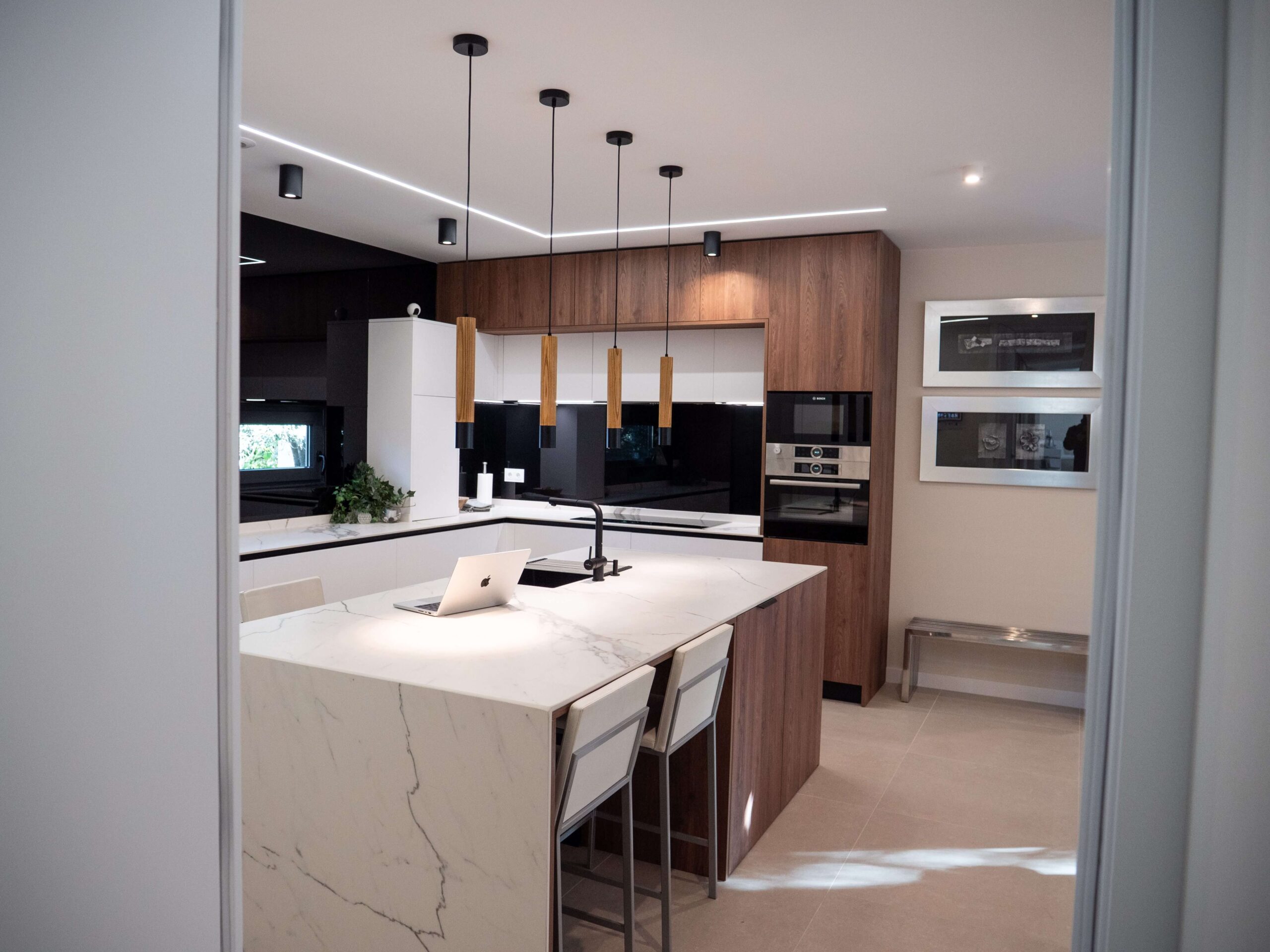 cocina con fregadera negra