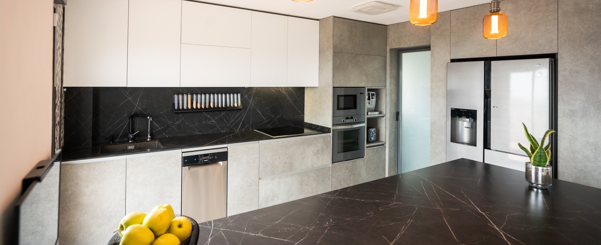 cocina con muebles blancos y grises