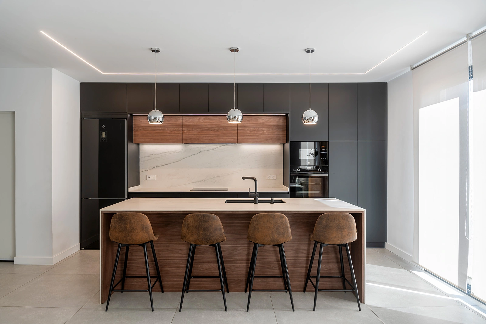 cocina moderna lineal con isla moralzarzal