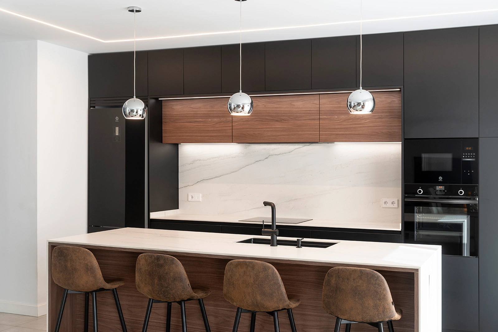 cocina moderna lineal con isla moralzarzal