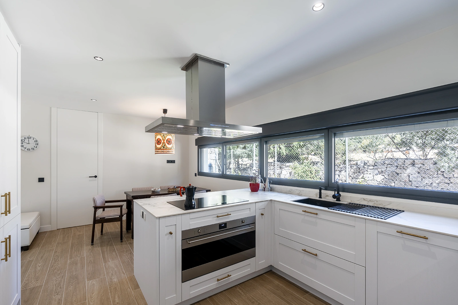 COCINA EN U BLANCA CON ISLA STUDIO DROMMEN (10)