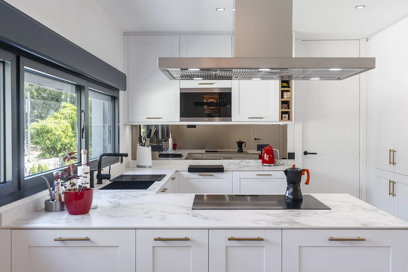 COCINA EN L BLANCA CON ISLA STUDIO DROMMEN