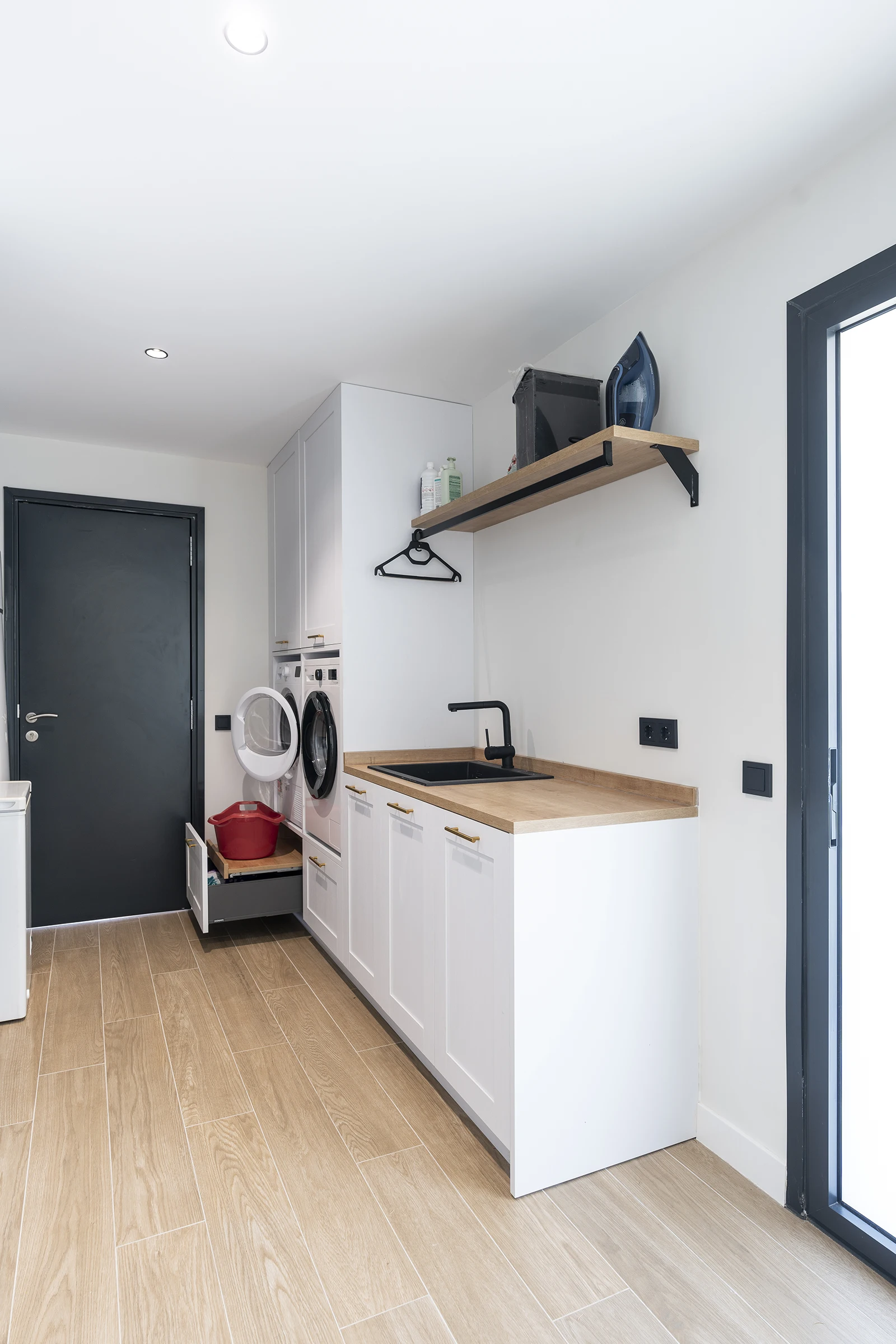 DISEÑO LAVANDERÍA MINIMALISTA BLANCA STUDIO DROMMEN (8)
